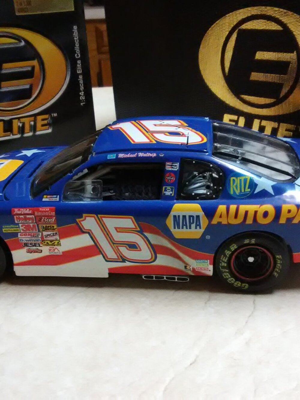Michael Waltrip 1/24 Diecast #15 Napa Stars & Stripes 2001 Monte 1:24 scale car